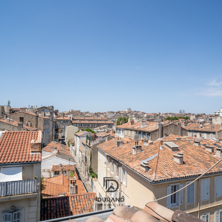  IMMEUBLE AVEC COUR 408m2 LE CAMAS 13005 MARSEILLE