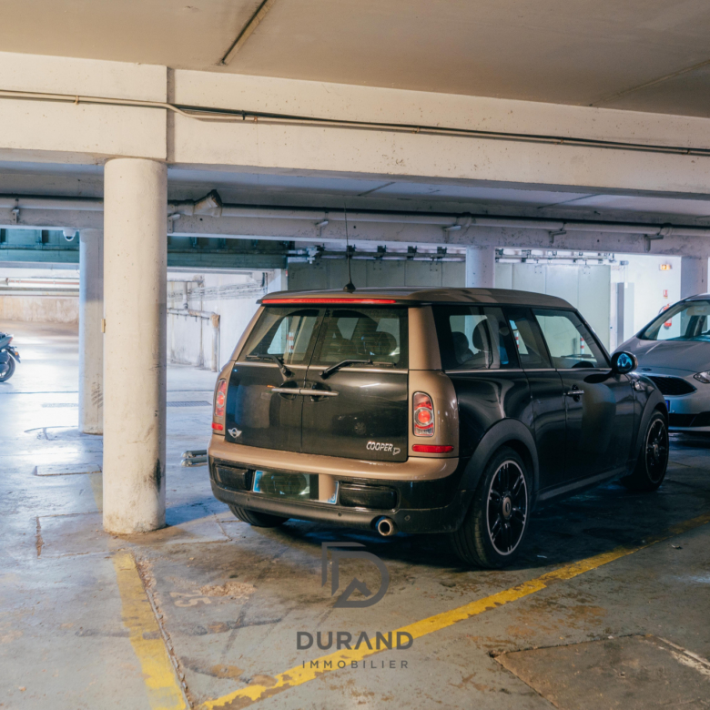 MARSEILLE : PLACE DE PARKING RUE PARADIS/BD LORD DUVEEN 13008