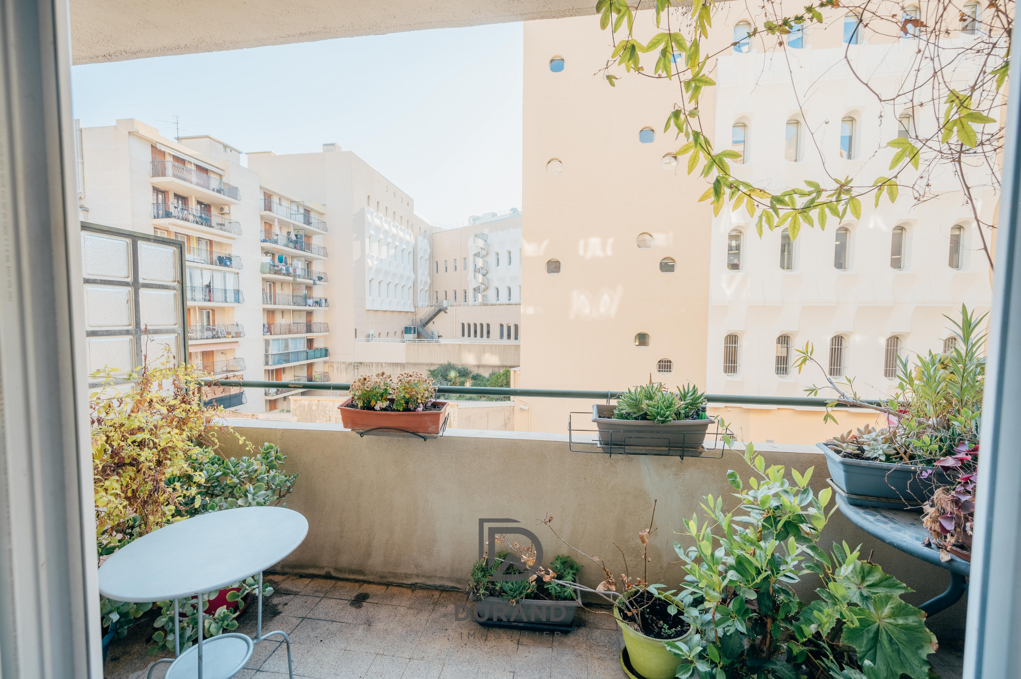 APPARTEMENT - 2 BALCONS - UNE CAVE - SAINT CHARLES - 13003 MARSEILLE ( IDEAL INVESTISSEURS)