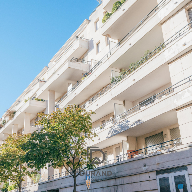 APPARTEMENT - TERRASSE - BALCONS - CARRE D'OR - 13008 MARSEILLE