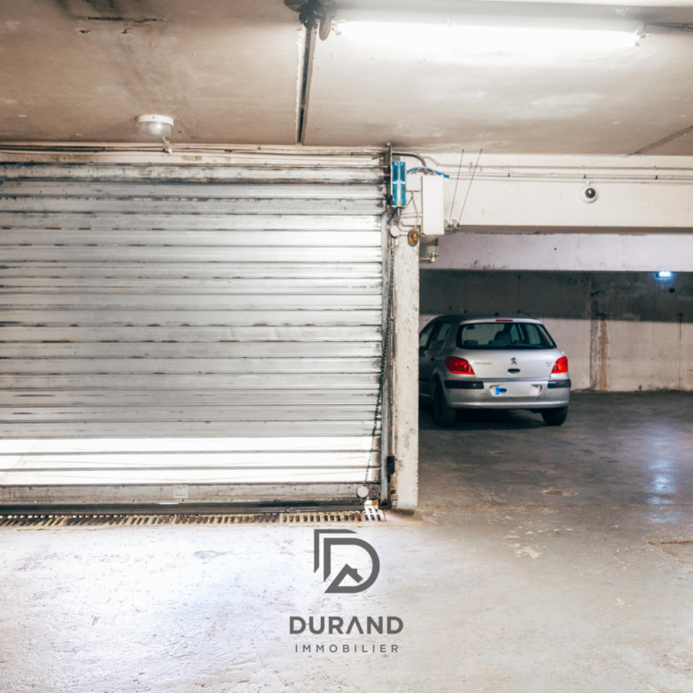 MARSEILLE : PLACE DE PARKING RUE PARADIS/BD LORD DUVEEN 13008