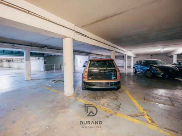 MARSEILLE : PLACE DE PARKING RUE PARADIS/BD LORD DUVEEN 13008