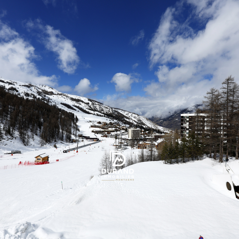 vaste T1 bis SKIS AUX PIEDS à la vue exceptionnelle