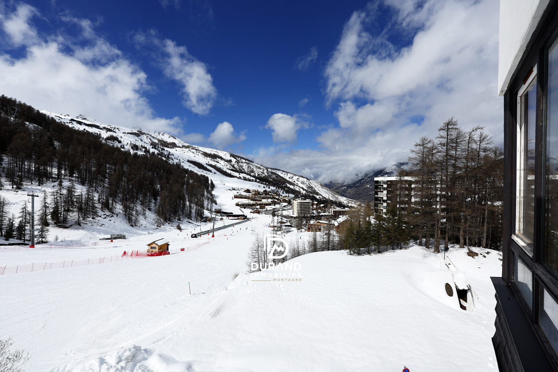 vaste T1 bis SKIS AUX PIEDS à la vue exceptionnelle