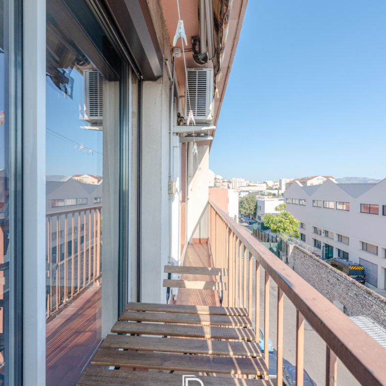 APPARTEMENT AVEC PARKING - LE CANET - 13014