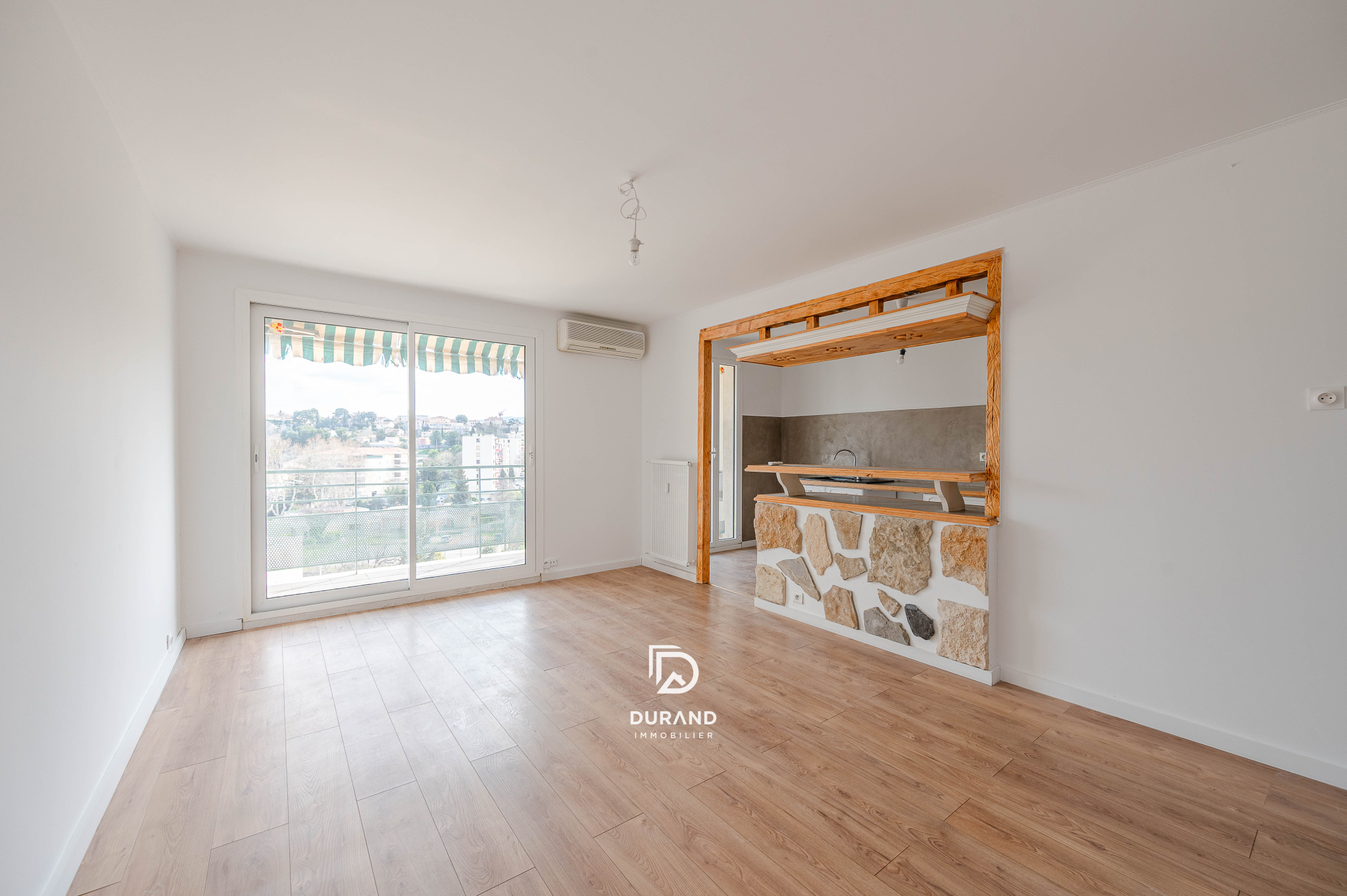 APPARTEMENT AVEC STATIONEMENT -13013