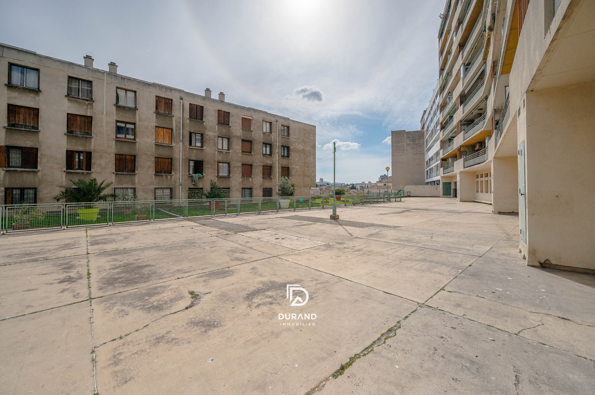 APPARTEMENT AVEC STATIONEMENT -13013