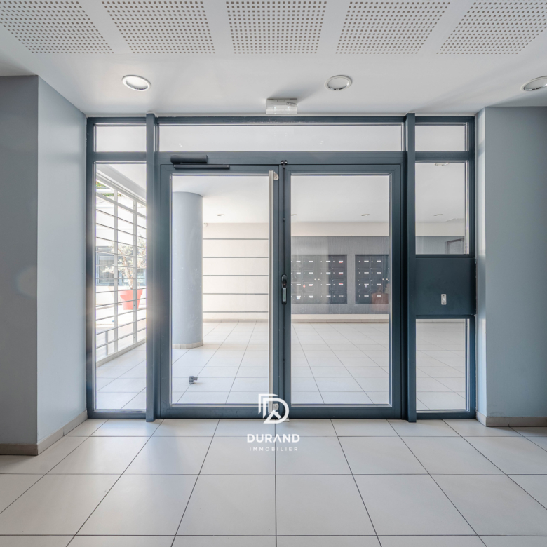 Appartement T2- terrasse -  Euroméditerannée -Marseille 13002