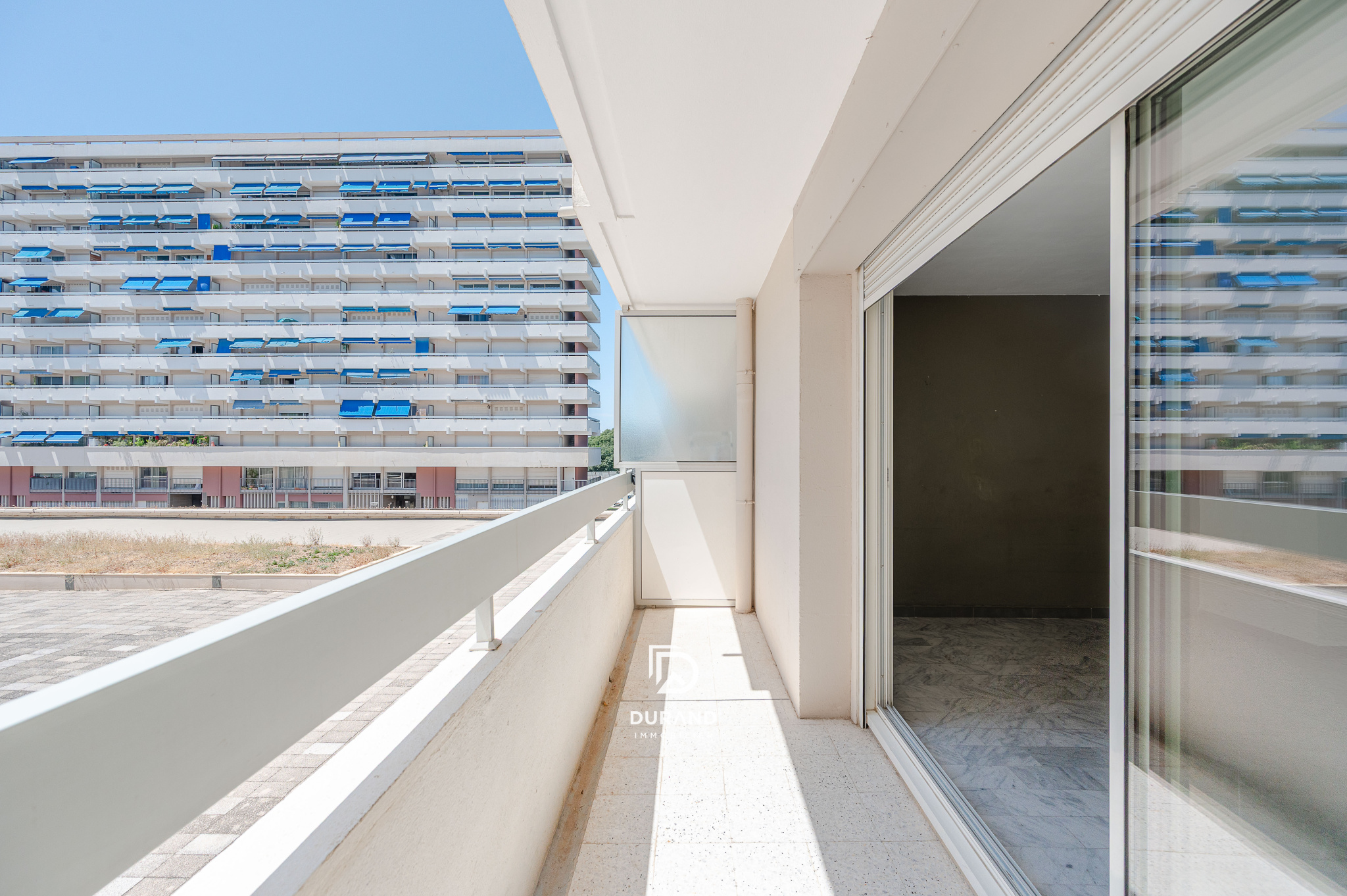 T3 traversant avec balcon et parking privatif
