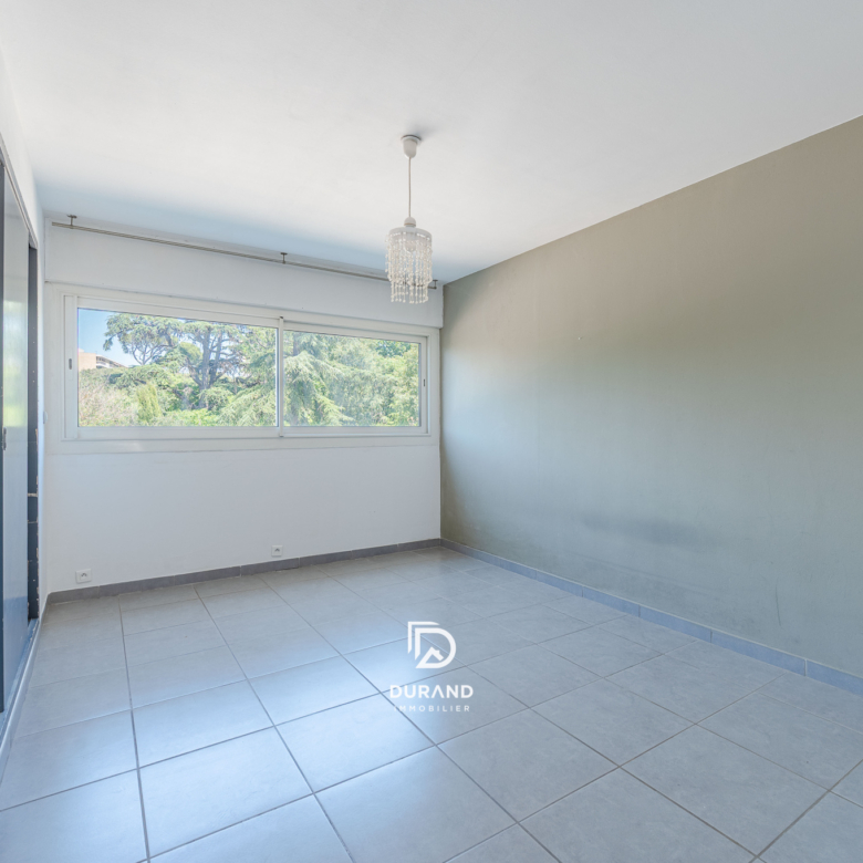 T3 traversant avec balcon et parking privatif