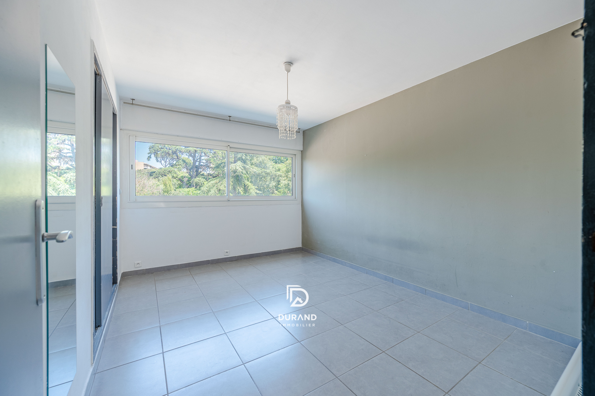 T3 traversant avec balcon et parking privatif