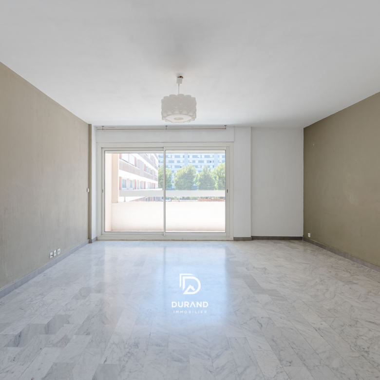 T3 traversant avec balcon et parking privatif