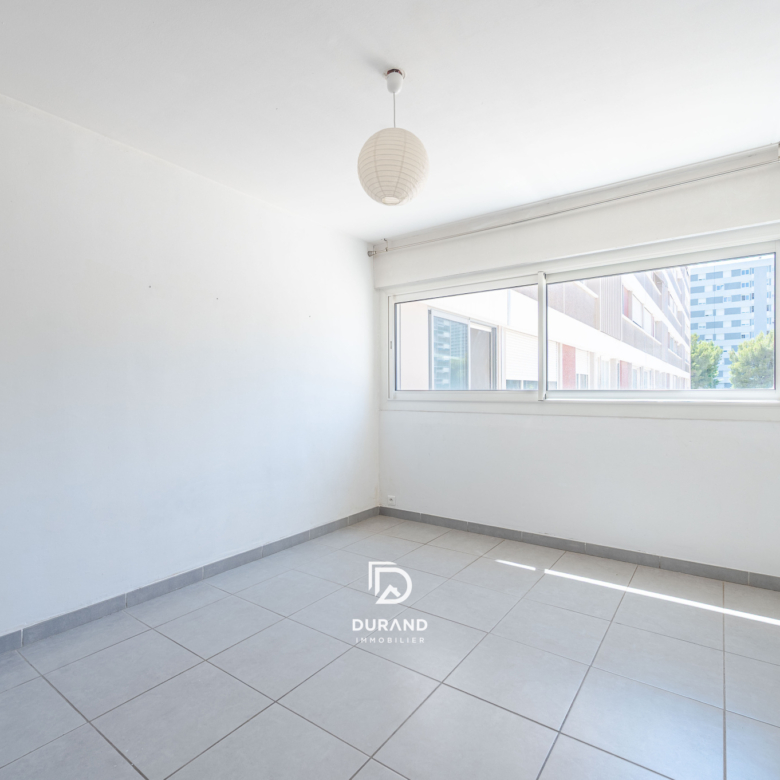 T3 traversant avec balcon et parking privatif