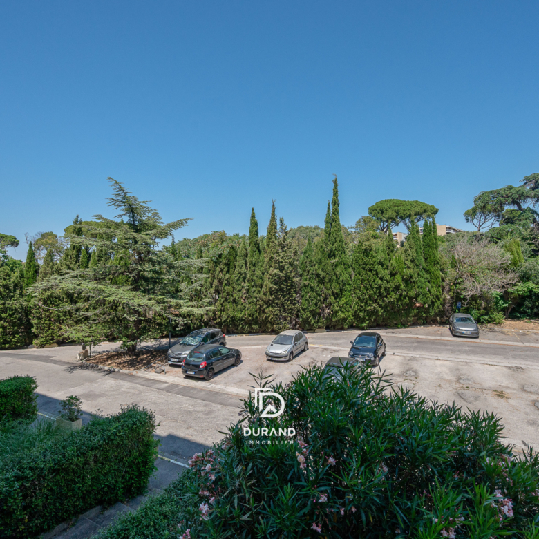 T3 traversant avec balcon et parking privatif