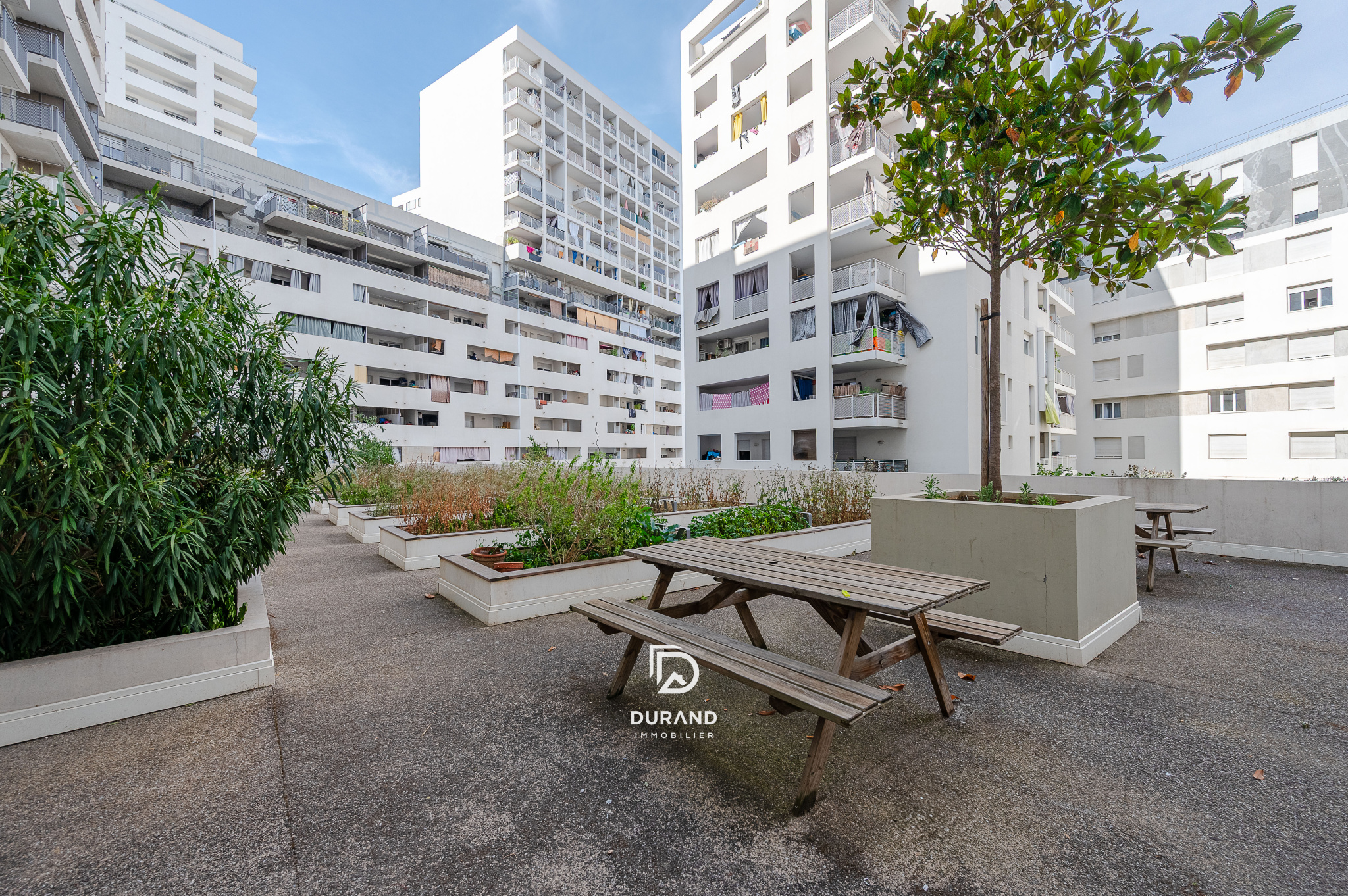 APPARTEMENT - 2 PIECES - TERRASSE - 13003 MARSEILLE