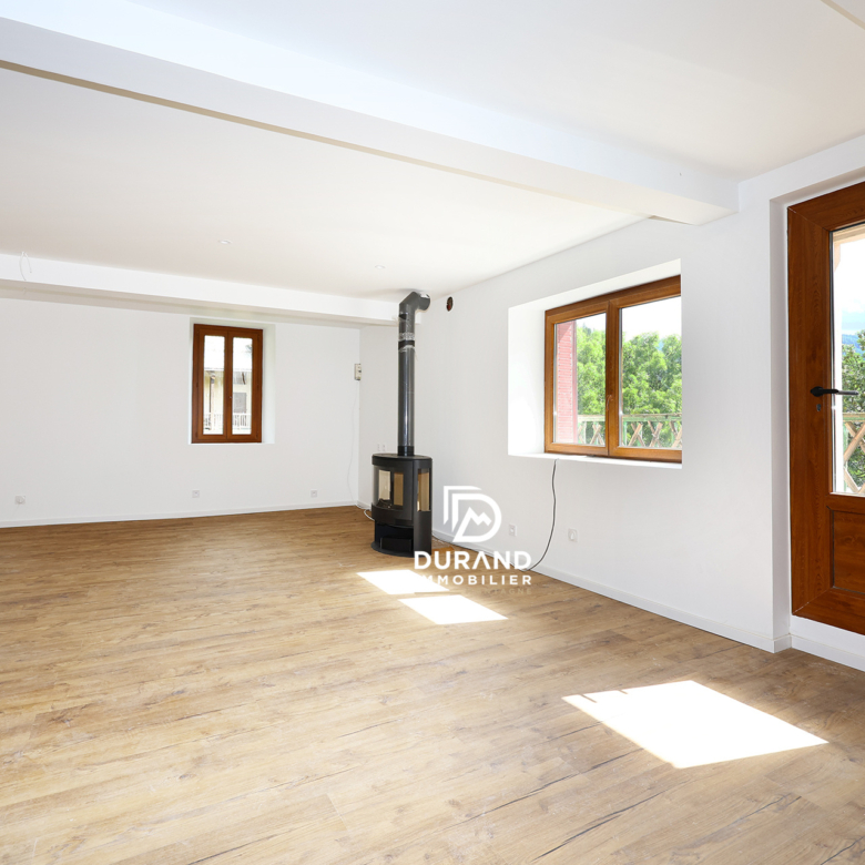 Superbe T6 en triplex dans une maison de village