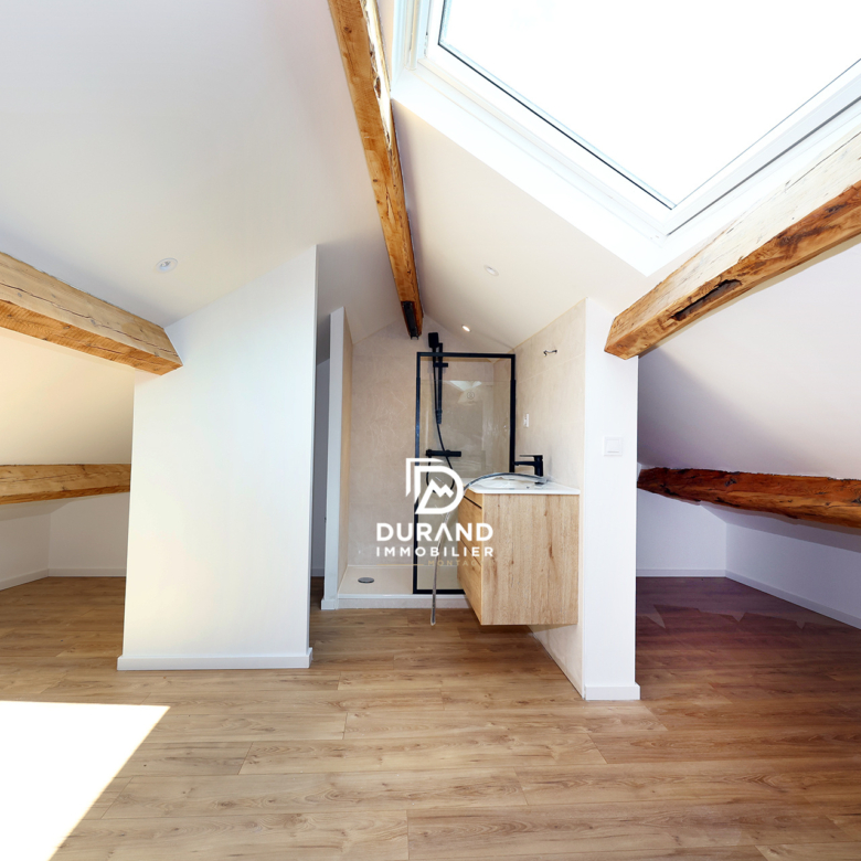 Superbe T6 en triplex dans une maison de village