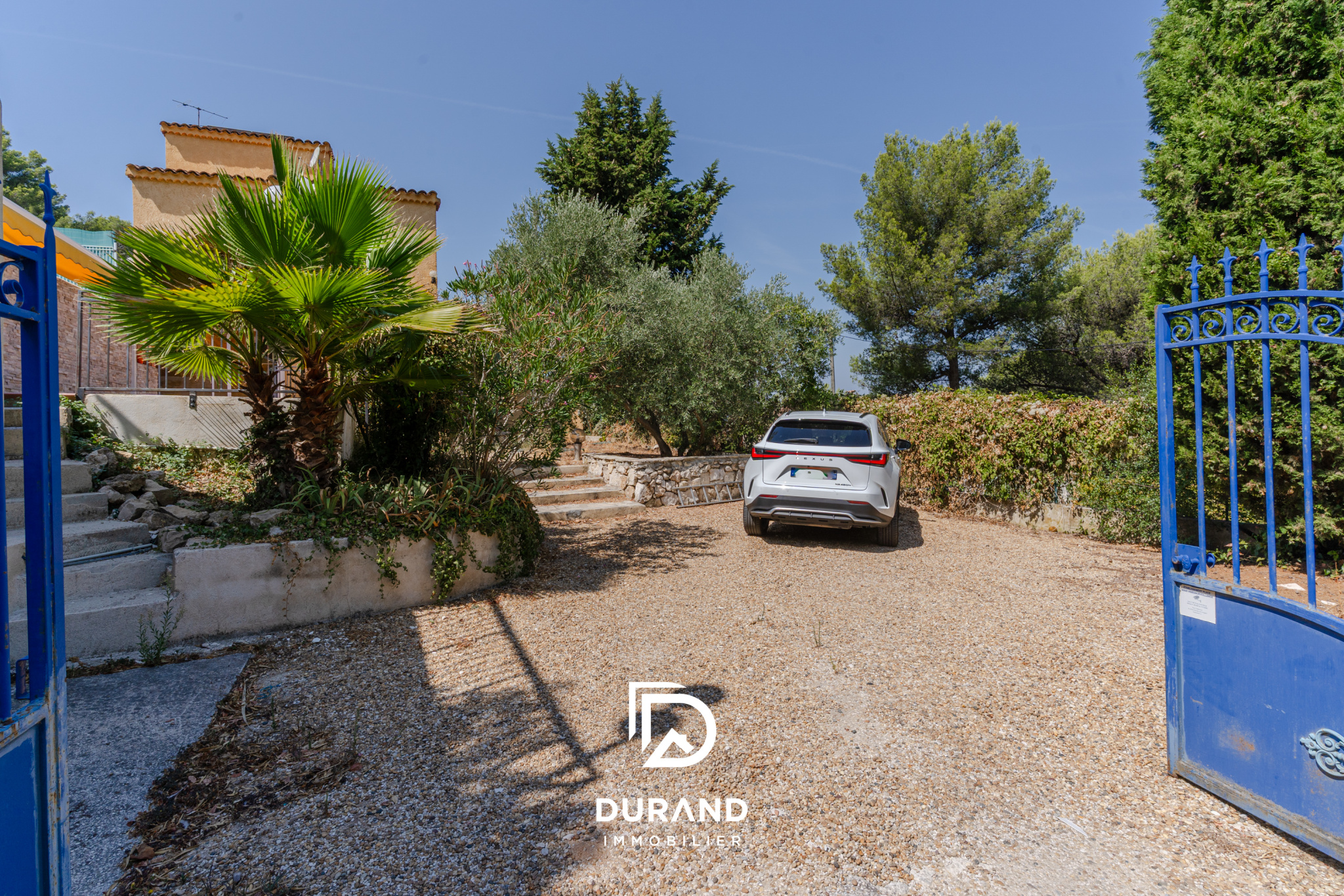 Maison familiale avec piscine et garage