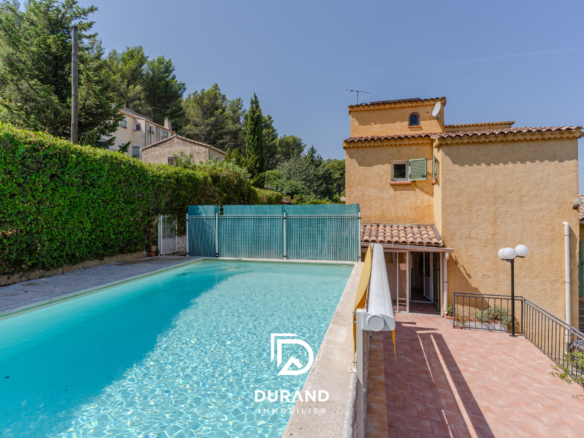 Maison familiale avec piscine et garage