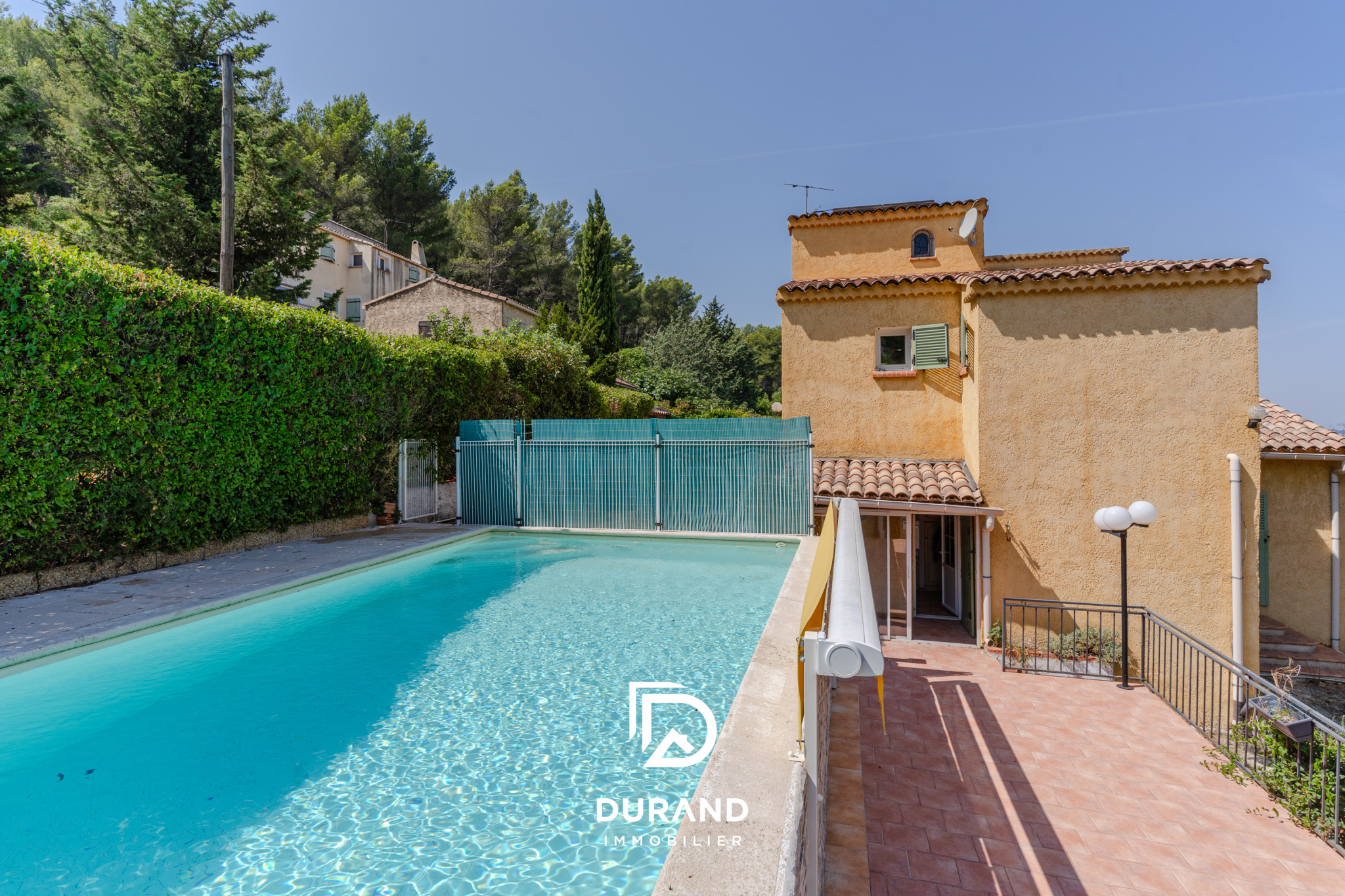 Maison familiale avec piscine et garage