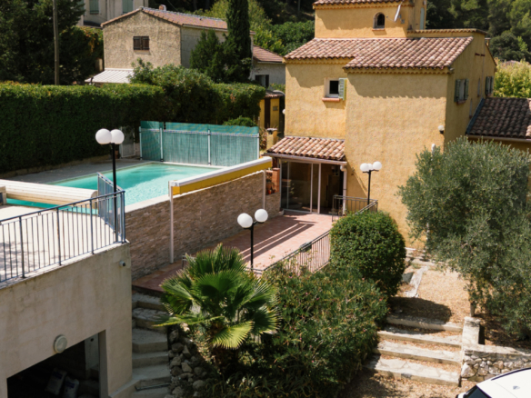 Maison familiale avec piscine et garage