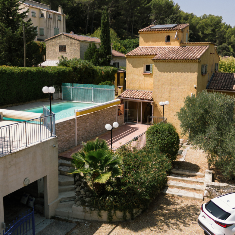Maison familiale avec piscine et garage