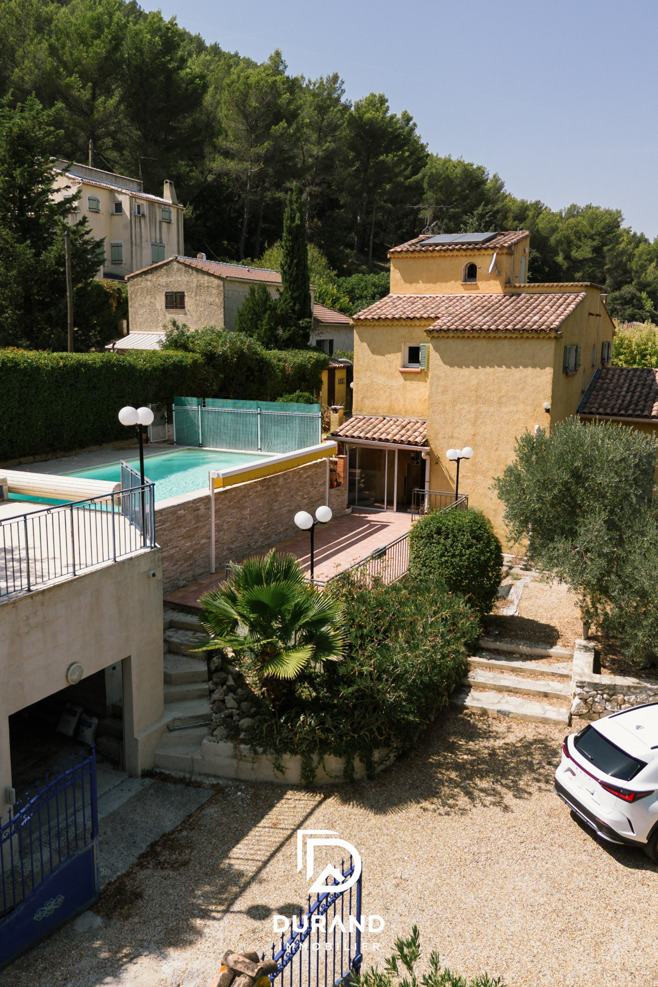 Maison familiale avec piscine et garage