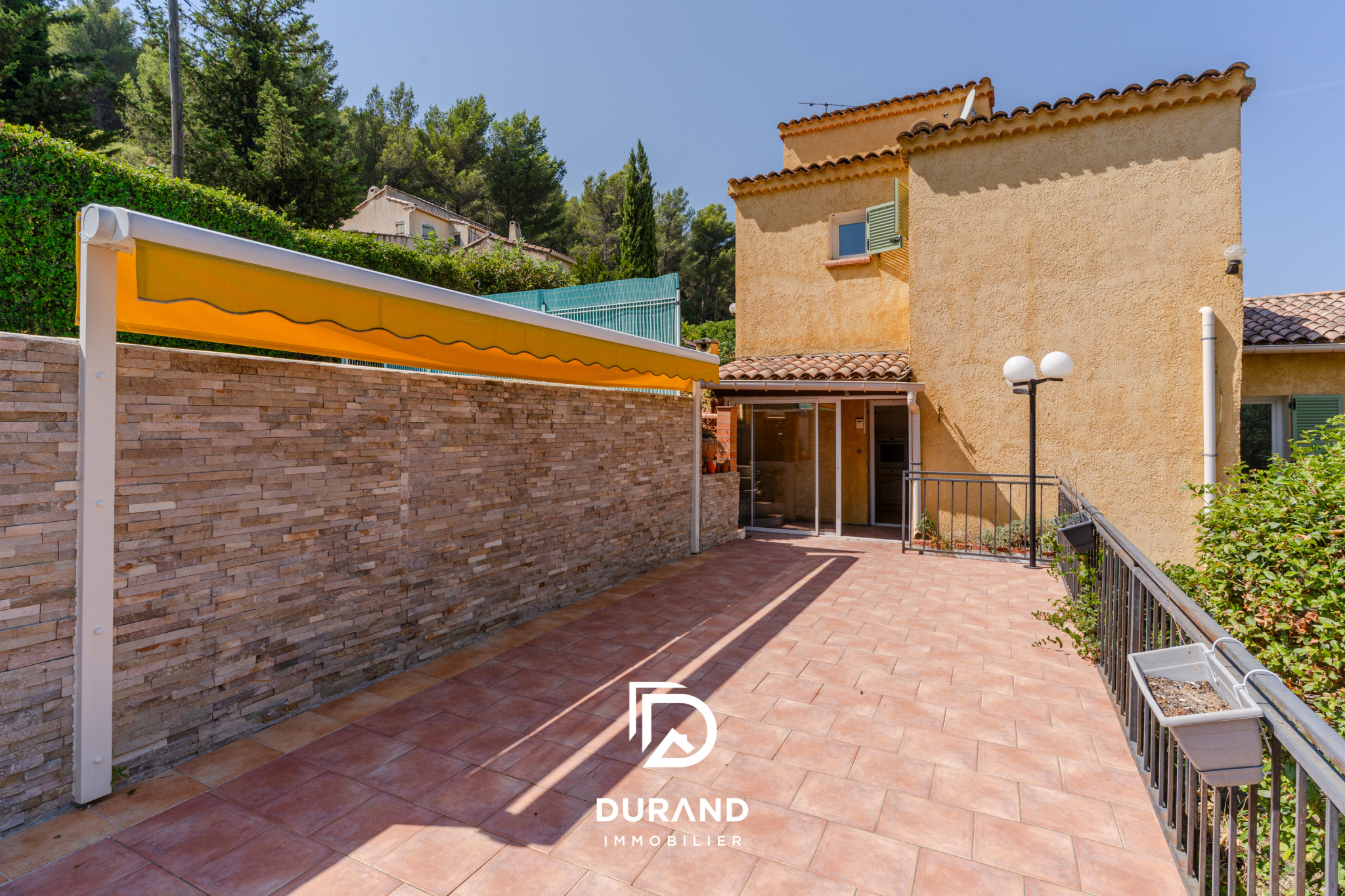 Maison familiale avec piscine et garage