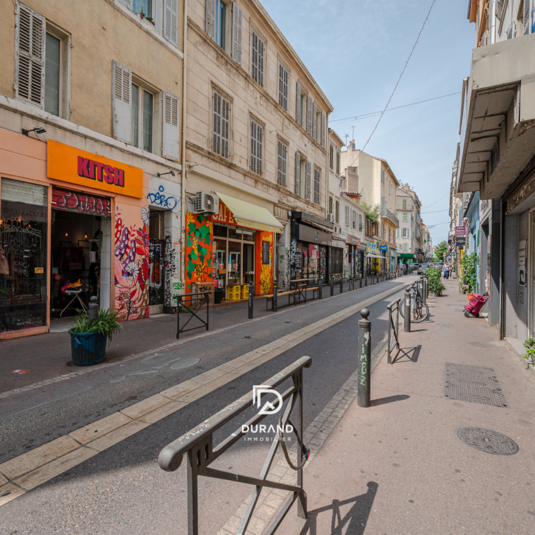 LOCAL COMMERCIAL - 46 M2- ENTIEREMENT RENOVE - 13006 MARSEILLE