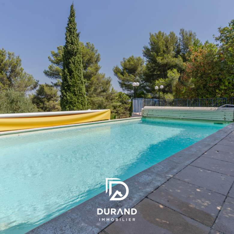 Maison familiale avec piscine et garage