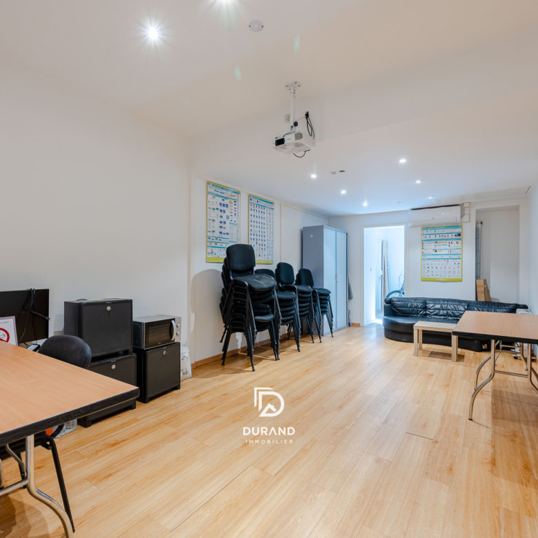 LOCAL COMMERCIAL - 46 M2- ENTIEREMENT RENOVE - 13006 MARSEILLE