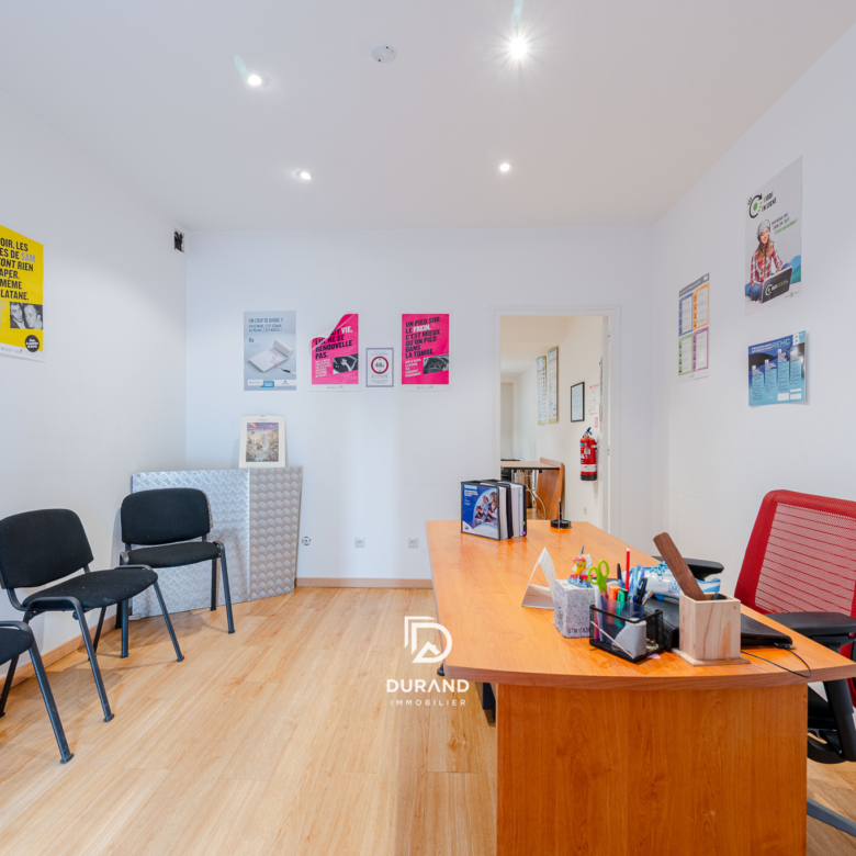 LOCAL COMMERCIAL - 46 M2- ENTIEREMENT RENOVE - 13006 MARSEILLE