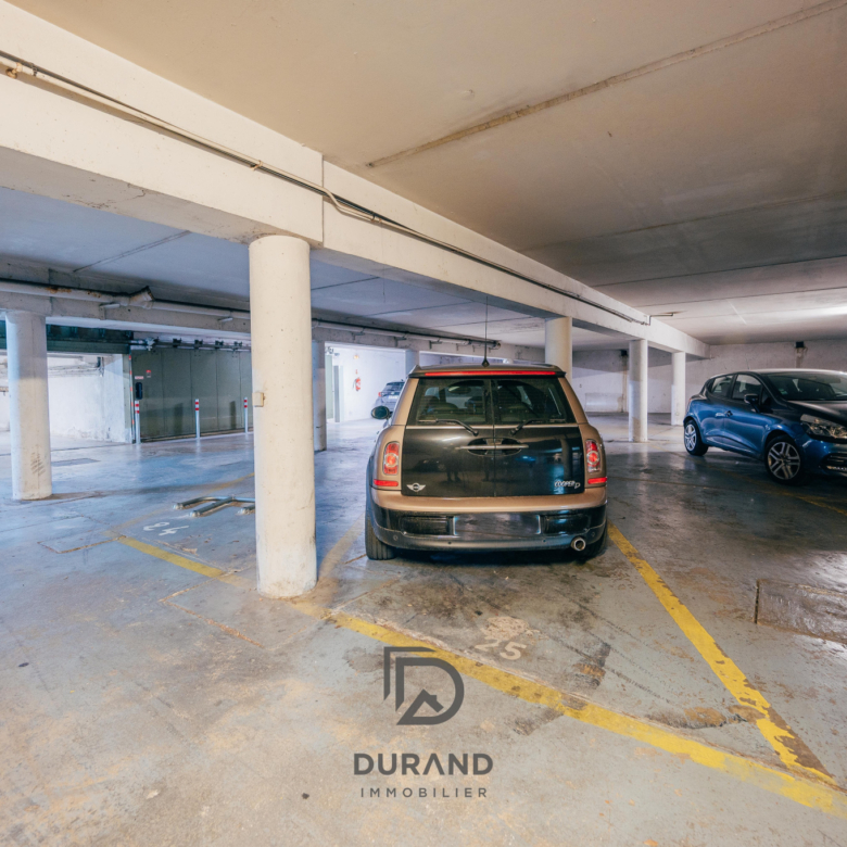 MARSEILLE : PLACE DE PARKING RUE PARADIS/BD LORD DUVEEN 13008