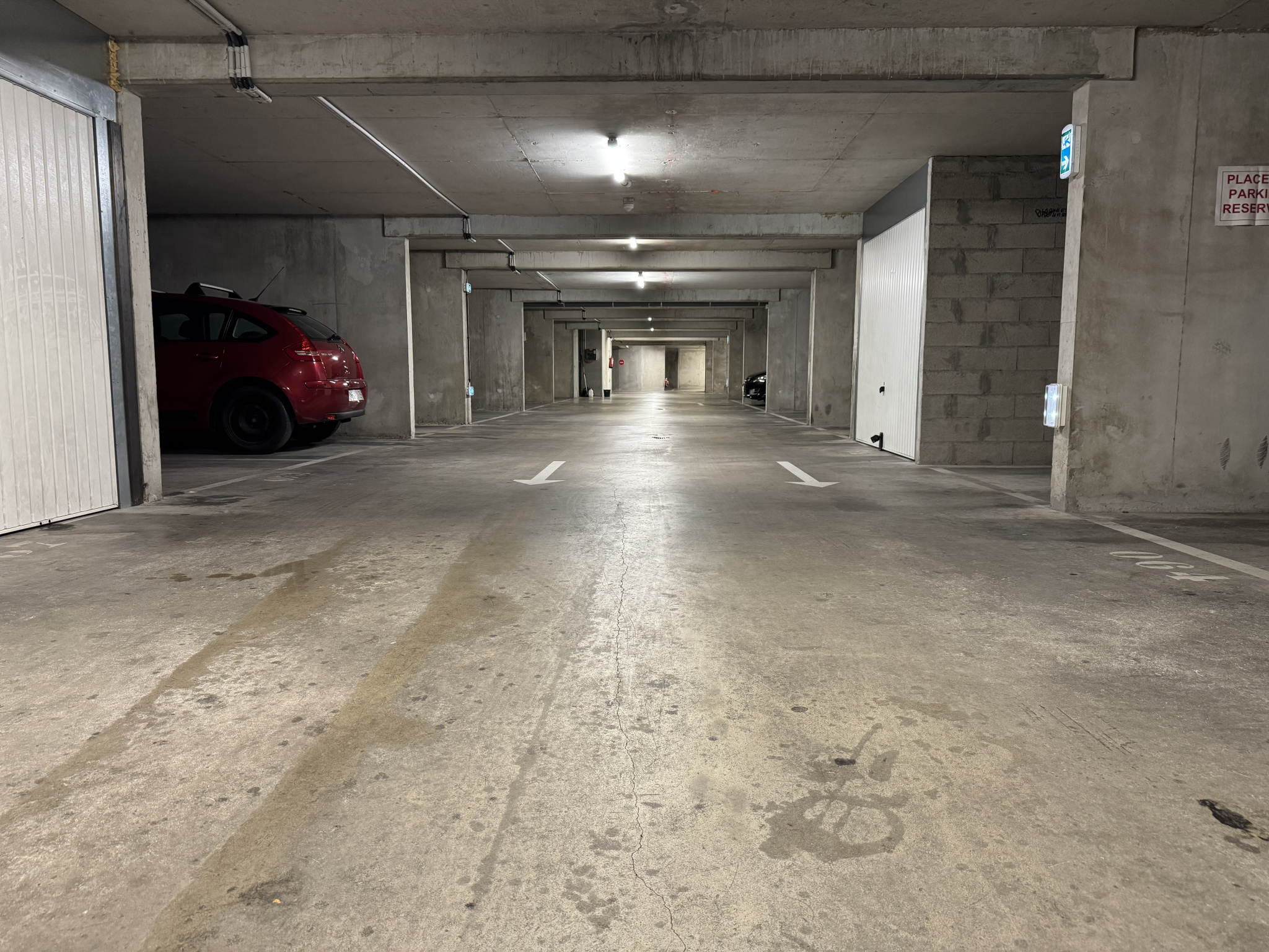 PLACE DE PARKING / BOX GARAGE - 13010 MARSEILLE
