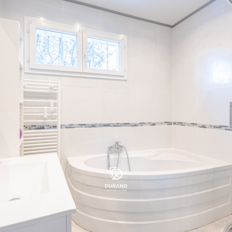 MAISON - GARAGE - PISCINE - 13124 PEYPIN