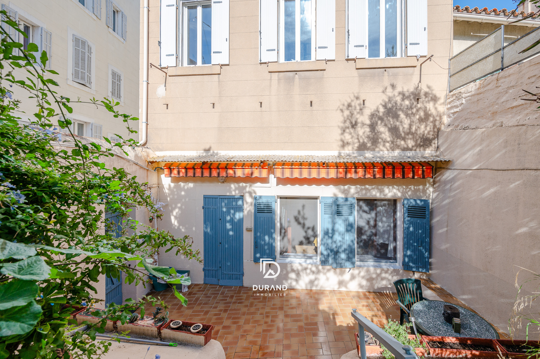 REZ-DE- CHAUSSÉE AVEC JARDIN