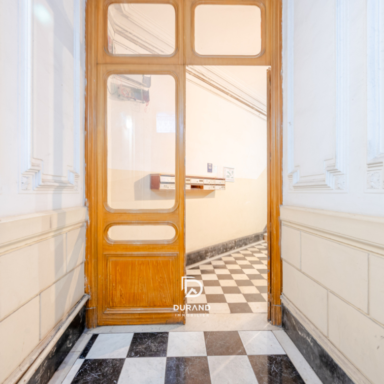 APPARTEMENT - IMMEUBLE BOURGEOIS - COURS LIEUTAUD - 13001 MARSEILLE