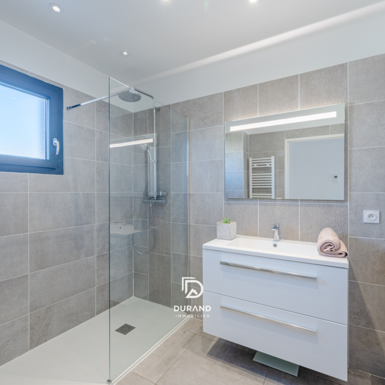 VILLA RECENTE - JARDIN AVEC PISCINE - LES 3 LUCS-SAINT JULIEN