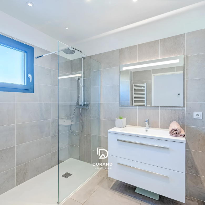 VILLA RECENTE - JARDIN AVEC PISCINE - LES 3 LUCS-SAINT JULIEN