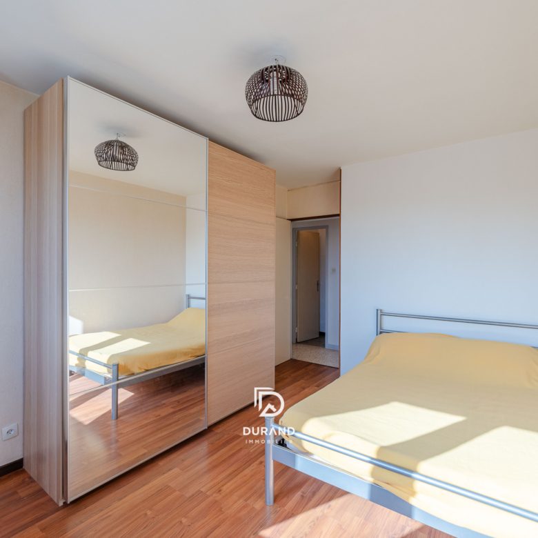 T2 avec place de pkg /  ST JUST