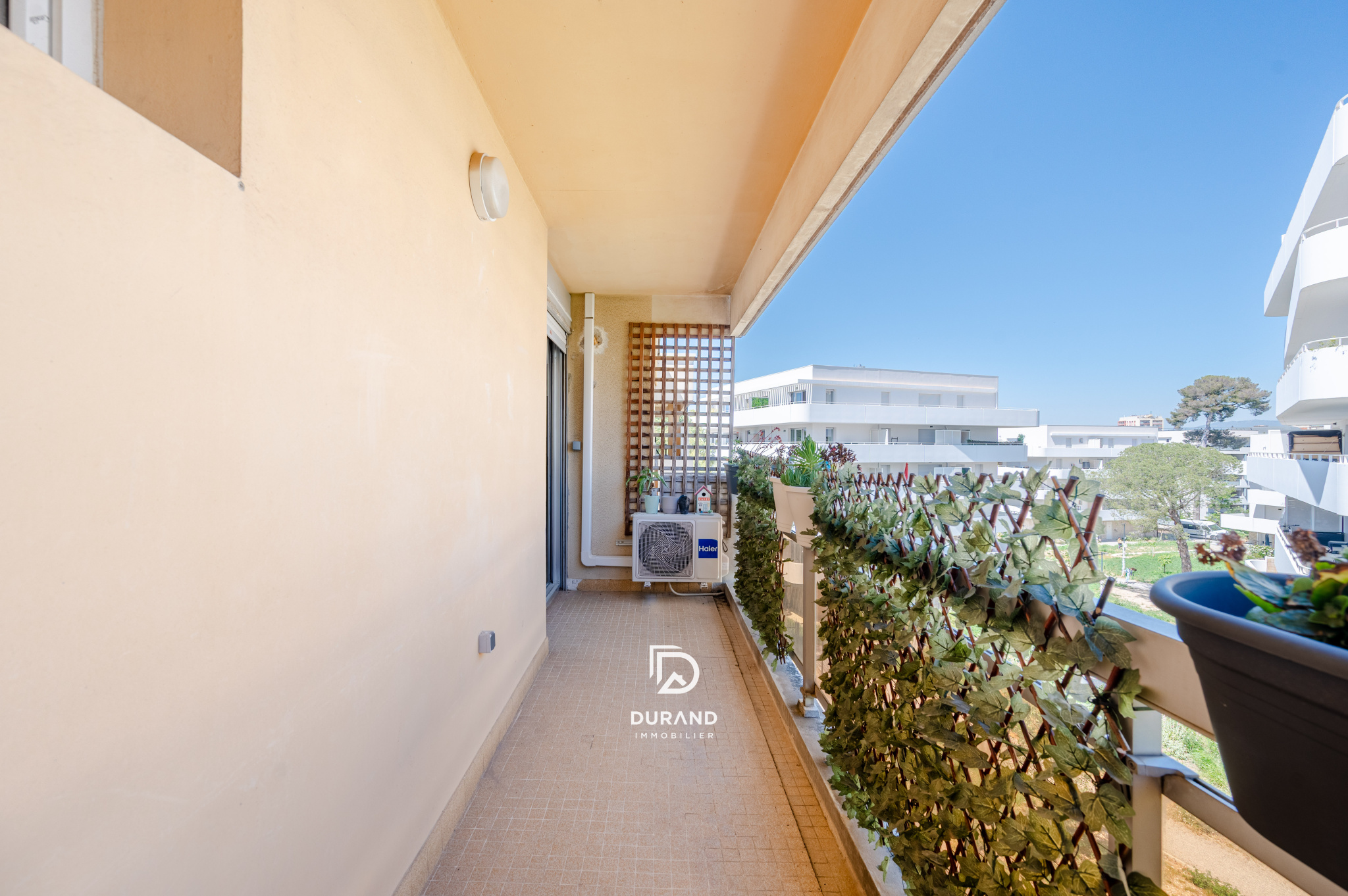 APPARTEMENT - PARKING - TERRASSE - SAINT TRONC - 13010 MARSEILLE