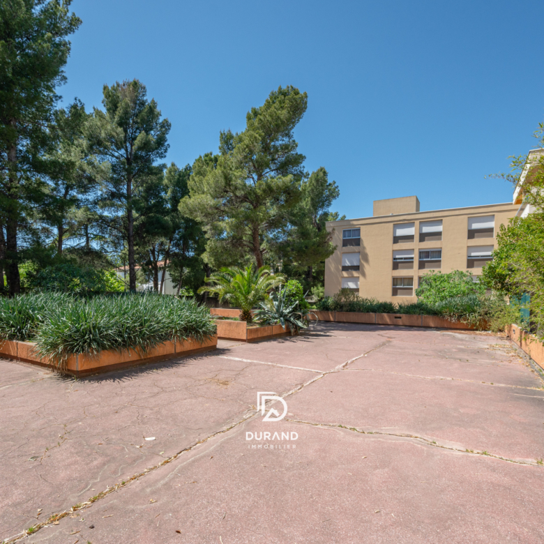 APPARTEMENT - PARKING - TERRASSE - SAINT TRONC - 13010 MARSEILLE