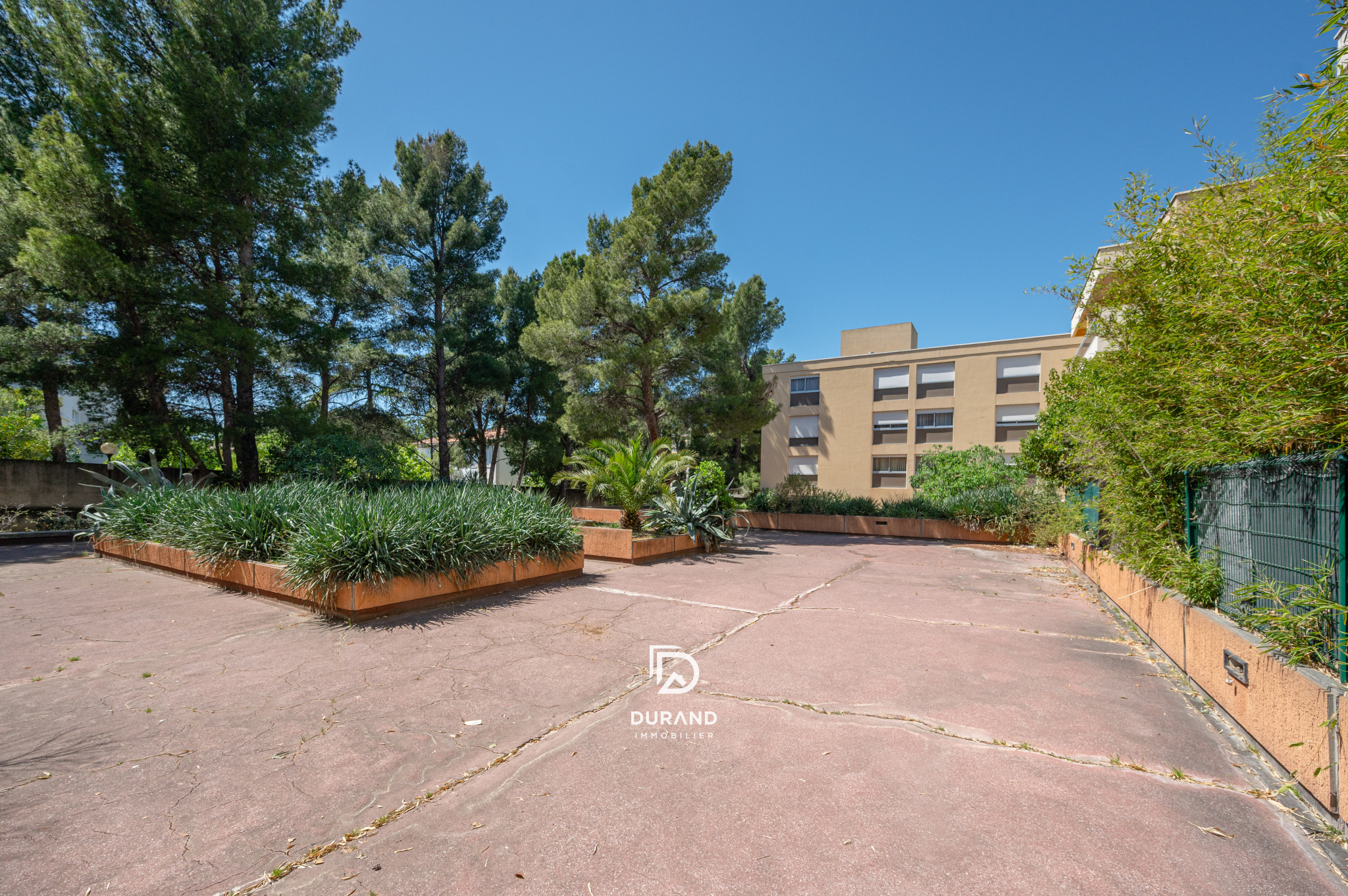 APPARTEMENT - PARKING - TERRASSE - SAINT TRONC - 13010 MARSEILLE