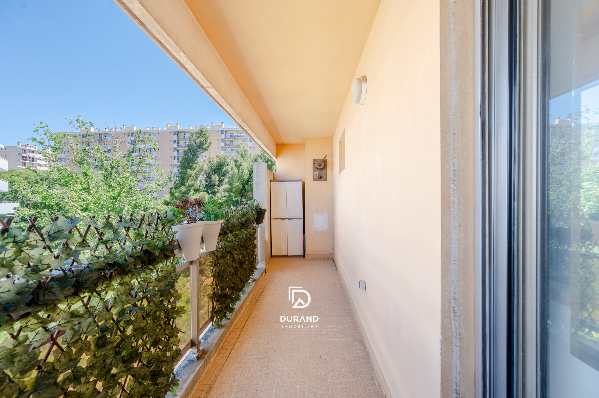 APPARTEMENT - PARKING - TERRASSE - SAINT TRONC - 13010 MARSEILLE
