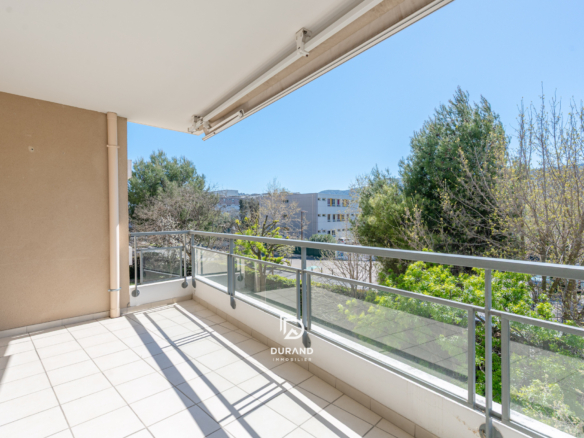 Spacieux et lumineux T4 - terrasse et parking - proche de Mazargues