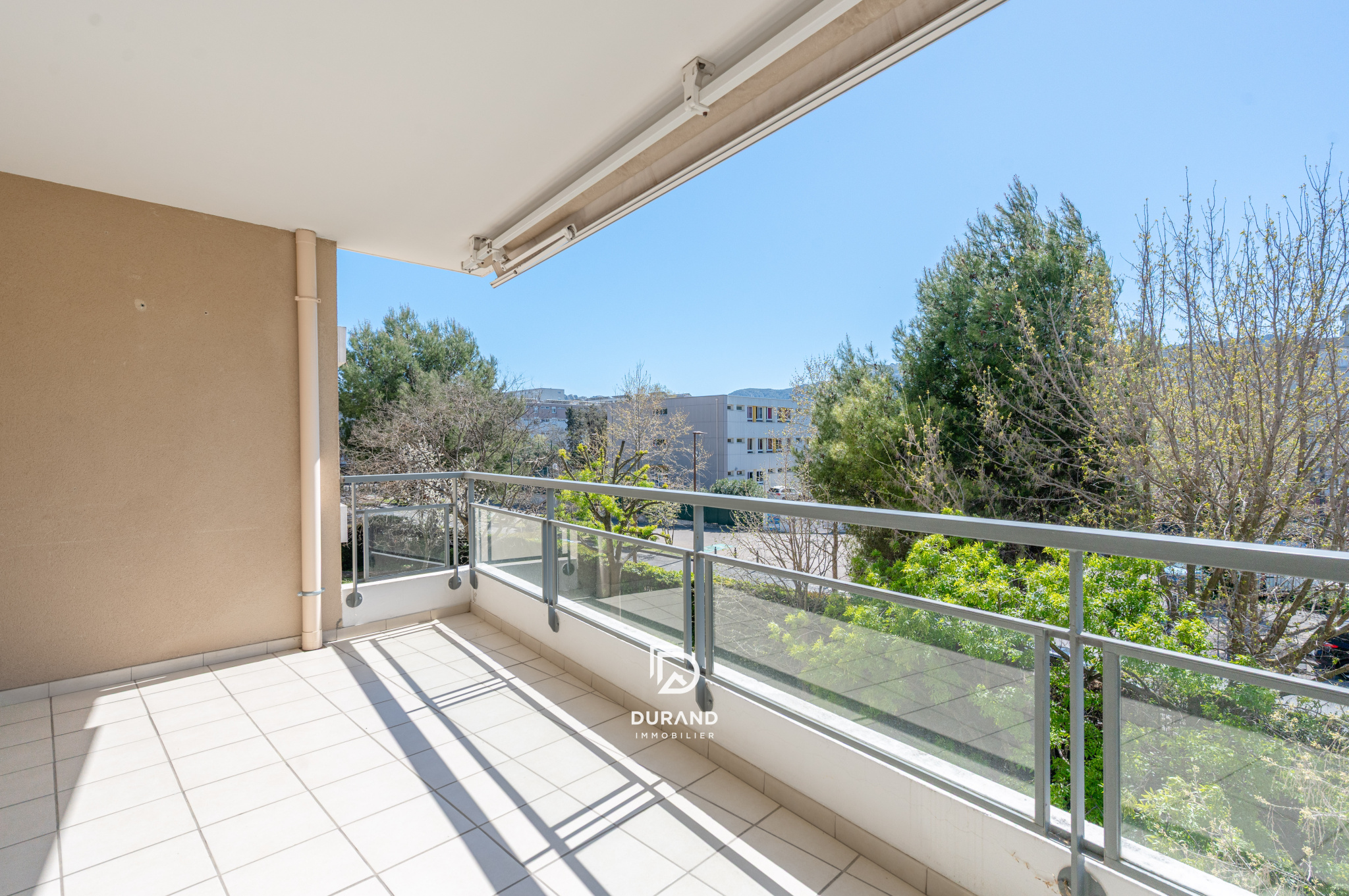 Spacieux et lumineux T4 - terrasse et parking - proche de Mazargues
