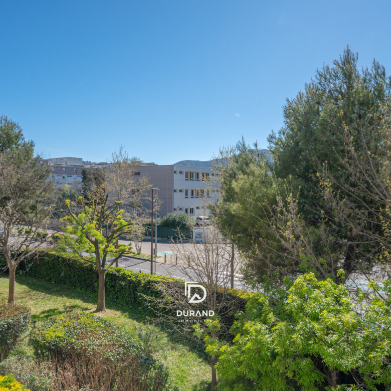 Spacieux et lumineux T4 - terrasse et parking - proche de Mazargues