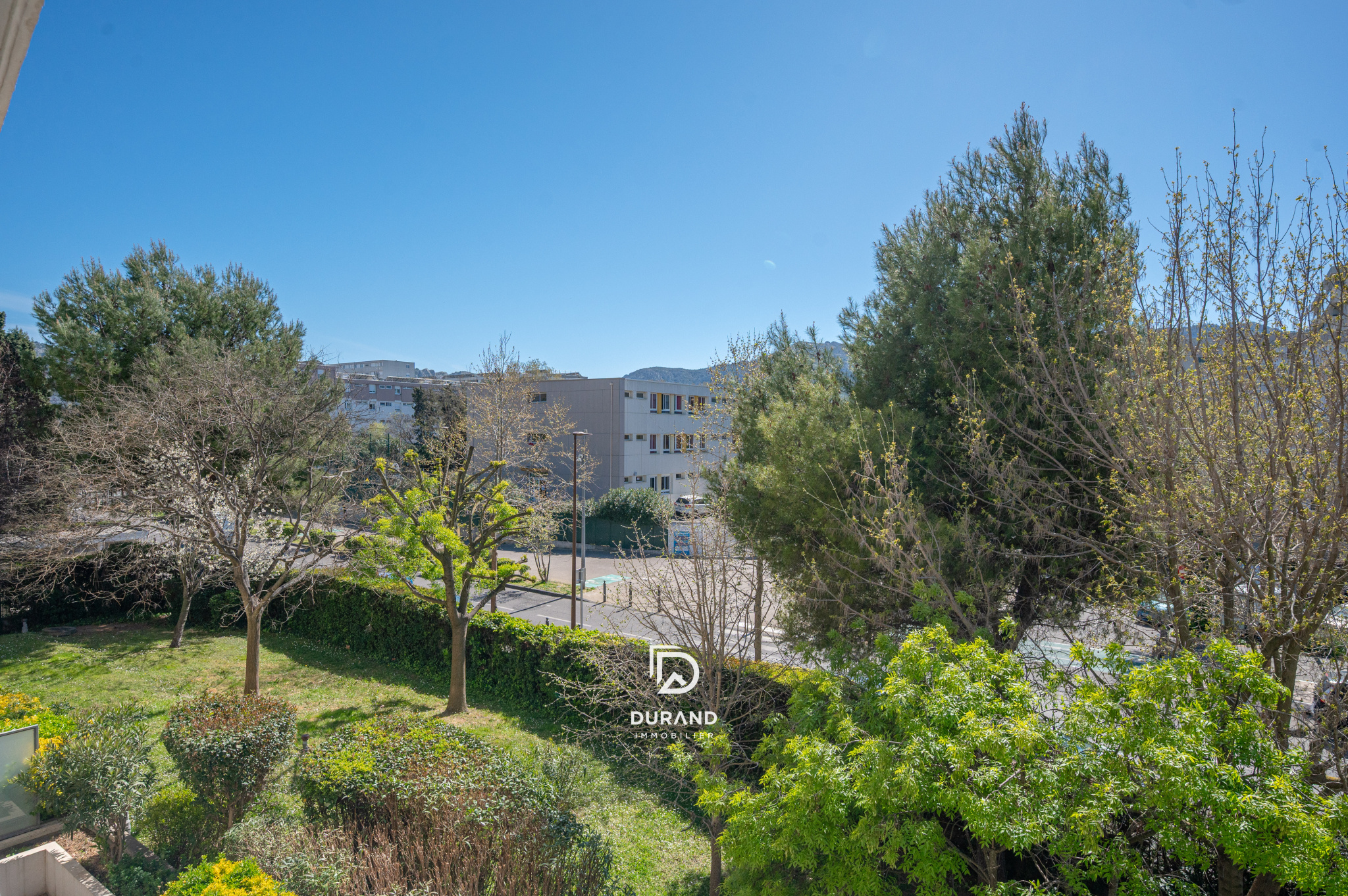 Spacieux et lumineux T4 - terrasse et parking - proche de Mazargues