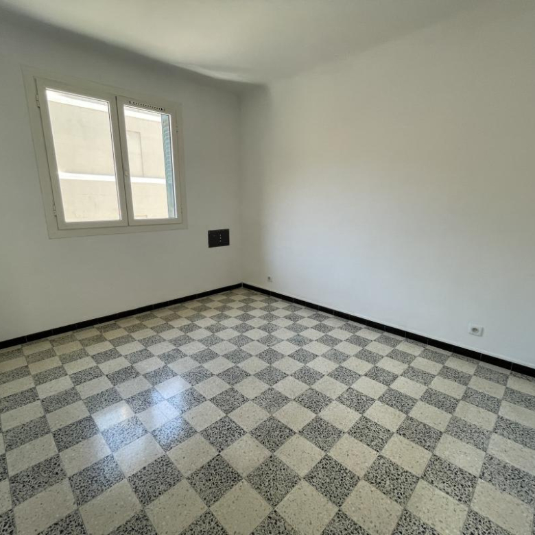 T3 Lumineux & Traversant   75 m2 avec Balcon   rue Antoine Maille13005 Marseille