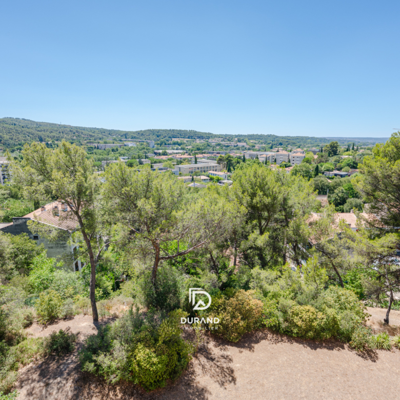 APPARTEMENT - LUMINEUX AVEC EXTÉRIEUR - VUE PANORAMIQUE ET STATIONNEMENT - 13100 AIX EN PROVENCE